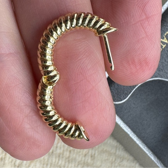 New High Quality Hoop Huggies Lussoro 18k Gold Plated Everyday Wear Earrings - Picture 6 of 10